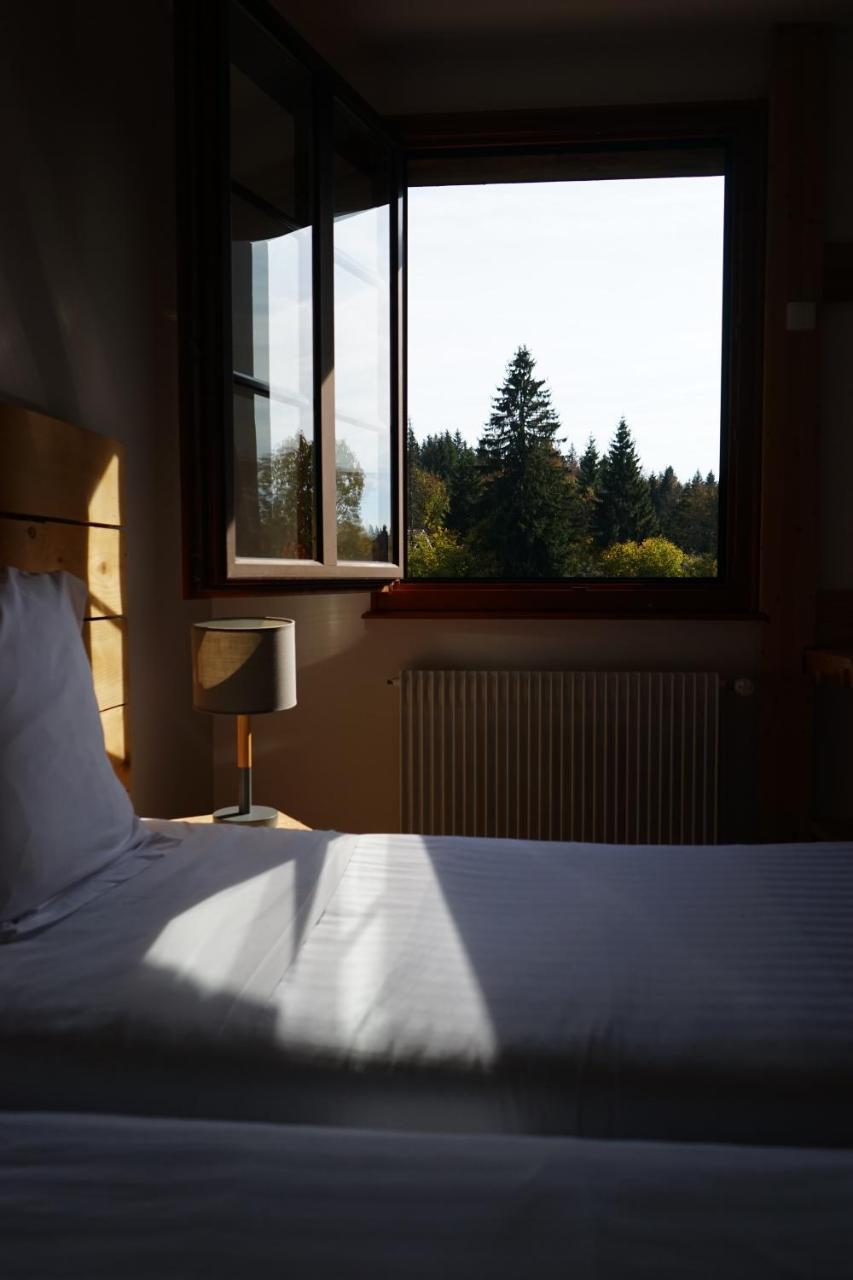 Auberge de la Perdrix Hauterive-la-Fresse Exterior foto